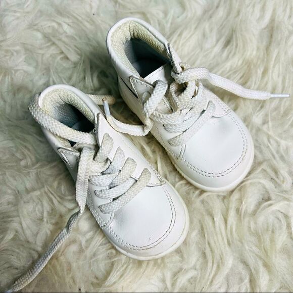 Classy white baby shoes size 4 W - Picture 2 of 12